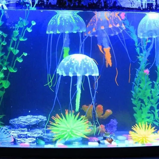 Silicone jellyfish into the aquarium