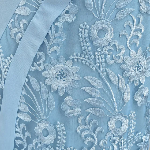 Elegantní svatební šaty pro plnoštíhlé: Slim Fit s krátkým rukávem, kontrastní krajka, kulatý výstřih
