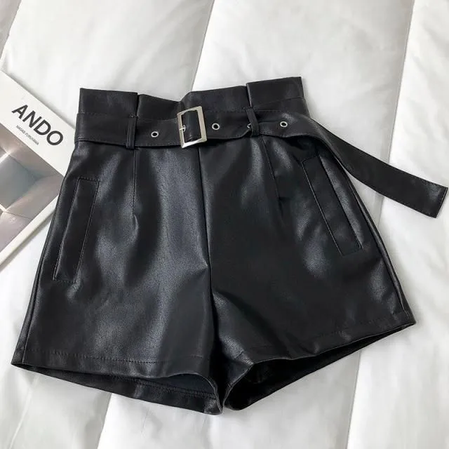 Shorts en simili cuir avec ceinture