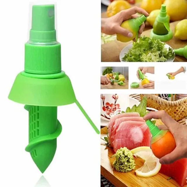 Manual citrus juicer with spray