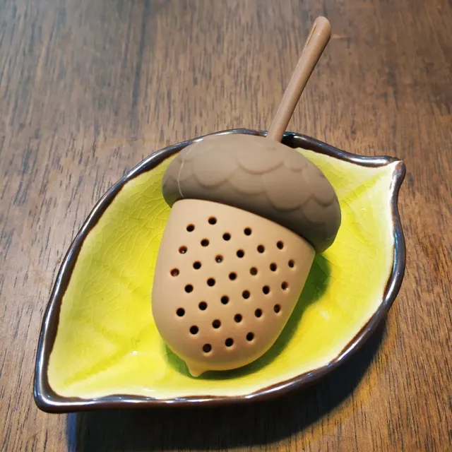 Roztomilé sito silikónového čaju v tvare žaluďa - hnedá farba, vhodné ako darček