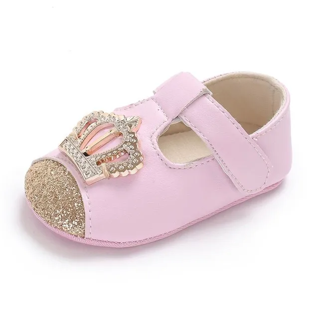 Papucii drăguți pentru fetițe nou-născute, împodobiți cu o coroană