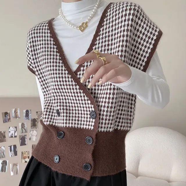 Autumn/winter women's plaid knitted vest with V-neck and double button fastening