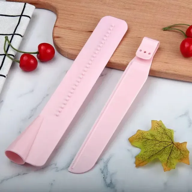 Adjustable peeler for smoothing cream on cakes