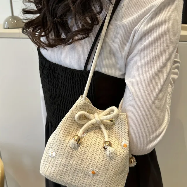 Shoulder bag with minimalist straw design with daisy embroidery