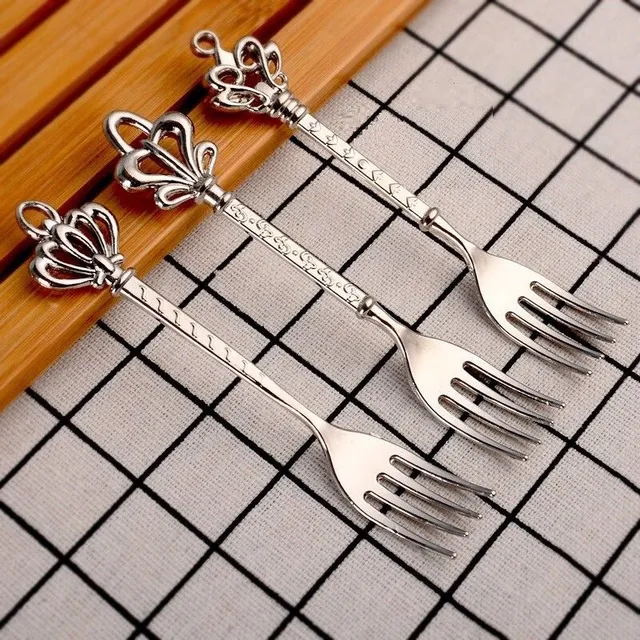 A dessert fork with the crown of Gaylene