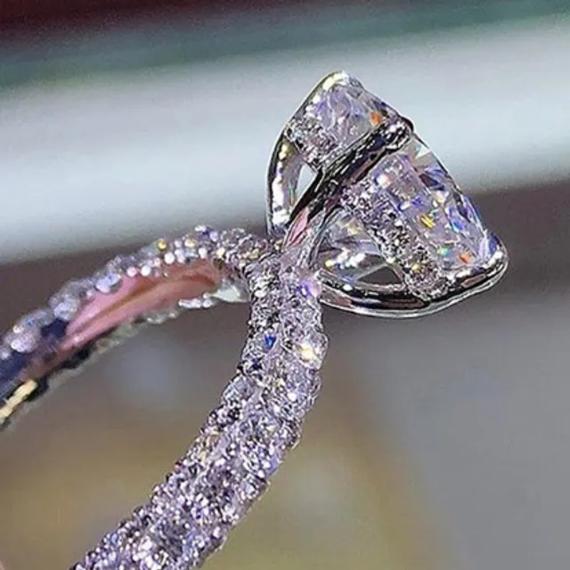 Elegancki pierścionek z kryształowymi kamieniami