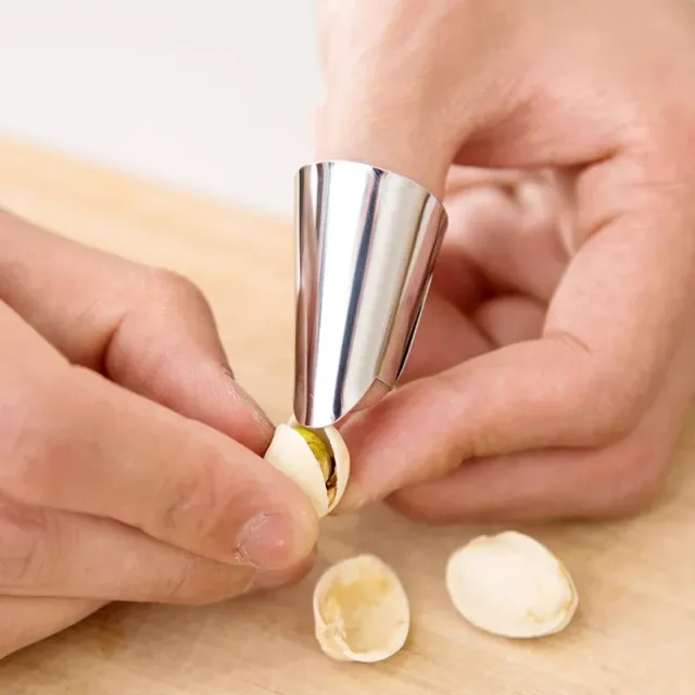 Practical stainless steel thimble for easy processing and peeling of fruit and vegetables