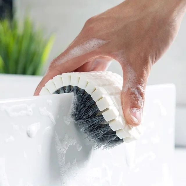 Flexible cleaning brush