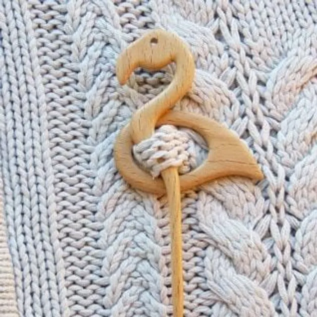 Stylová dřevěná brož vhodná na svetry - několik různých variant provedení Kelechi