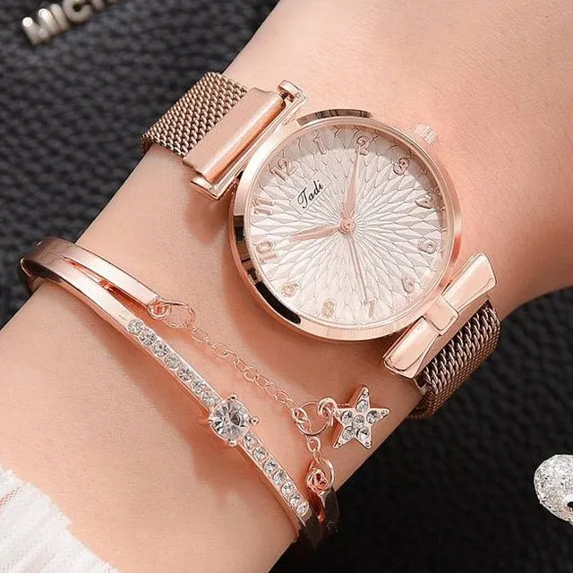 Women's wristwatch with elegant pattern