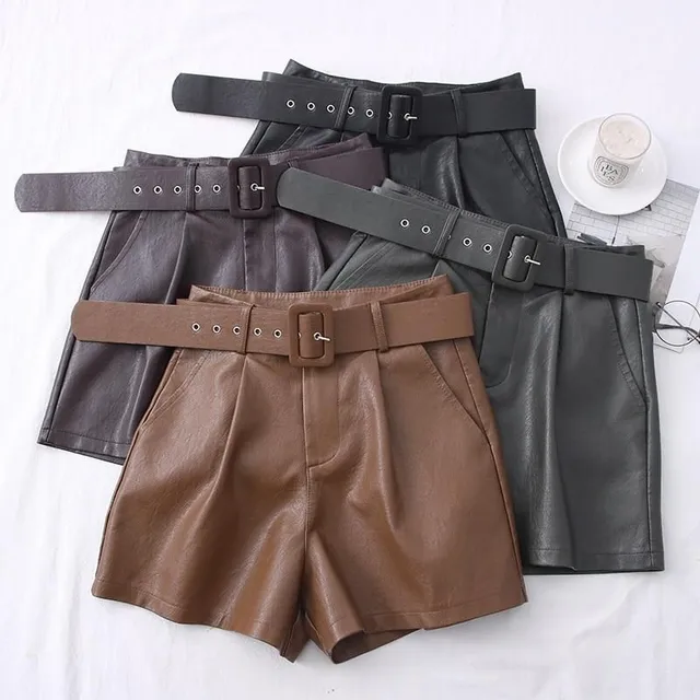 Shorts en simili cuir avec ceinture