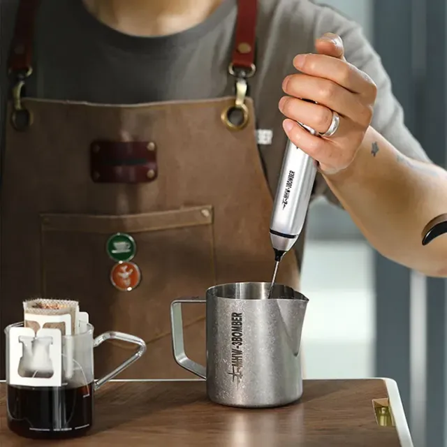 Výkonná mini elektrická mliečna pena s nerezovým bičom pre perfektnú kávovú penu