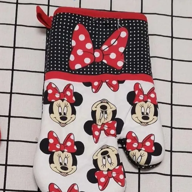 Kitchen mitt with cute Mickey and Minnie Mouse motifs