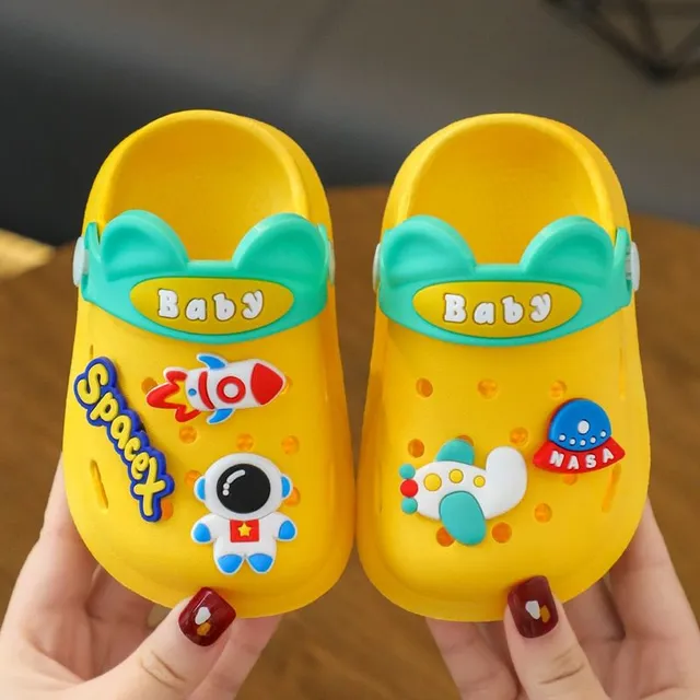 Children's perforated foam slippers with cute accessory