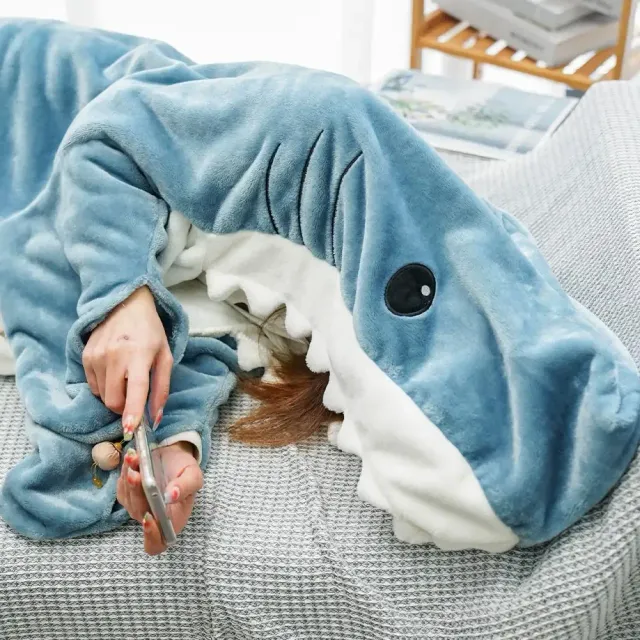 Children's and adult pajamas with shark motif in the form of a sleeping bag and cozy blanket made of high quality material - for sweet dreams and relaxation.