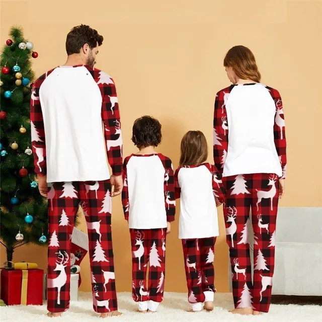 Vianočné kockované rodinné pyžamo s veselou potlačou jeleňa