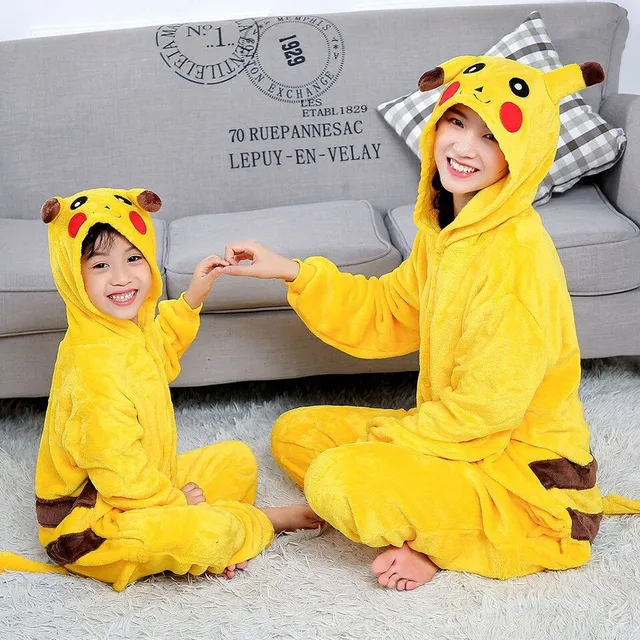 Luxus kezeslábas gyermeknek vagy felnőttnek a népszerű Pikachu Gibbs motívumával