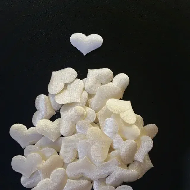 100 bucăți de confetti din inimioare de material pentru decorarea petrecerii de Valentine's sau a festinului de nuntă