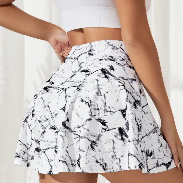 Tennis skirt with a wide ribbon in the waist and a volley line for active movement