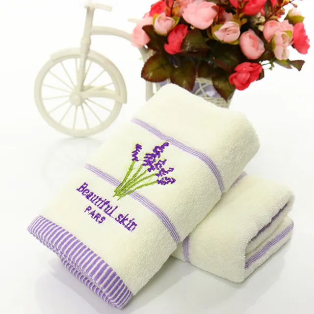 Měkké vyšívané bavlněné ručníky s levandulí