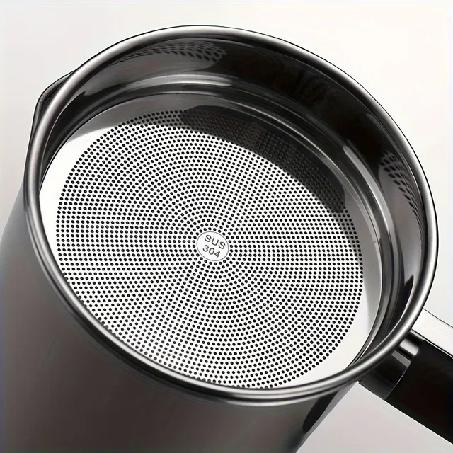 Oil and fat container with stainless steel sieve