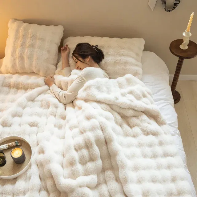 Teplá a teplá lesklá posteľ na gauči, pohovke alebo posteli