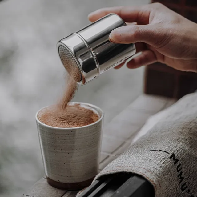 Univerzálny kovový trepací stroj na espresso a cukor s jemným sitom na perfektné striekanie