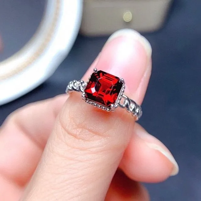 Moderný ženský prsteň v striebre v zaujímavom vzhľade s červeným rezaným kameňom