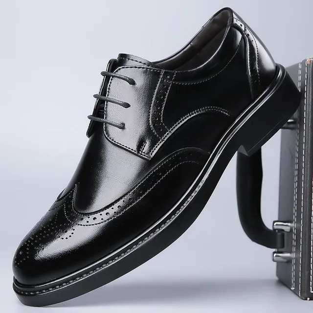 Male leather derby shoes with perforation type brogue