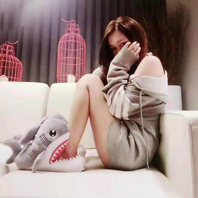 Women's shark-shaped slippers