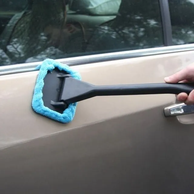 Užitočné čistenie interiérového skla autom s rukoväťou