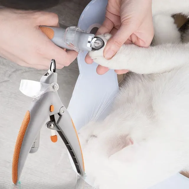 Claw trimmer for cats and dogs with LED light