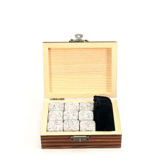 Cuburi de granit pentru răcirea băuturilor în cutie de lemn cadou