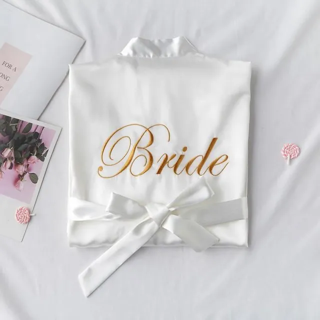 Egyszerű szatén köntös menyasszony és koszorúslány feliratokkal