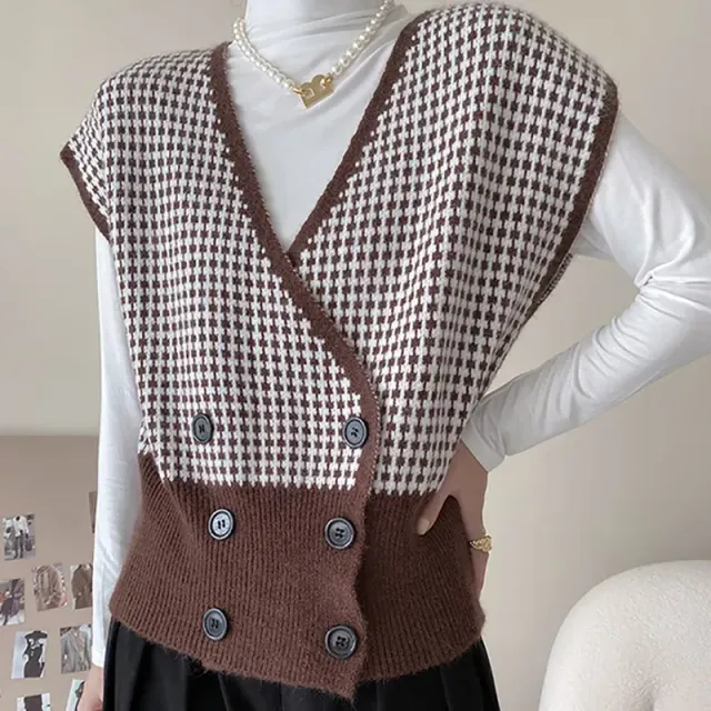 Autumn/winter women's plaid knitted vest with V-neck and double button fastening