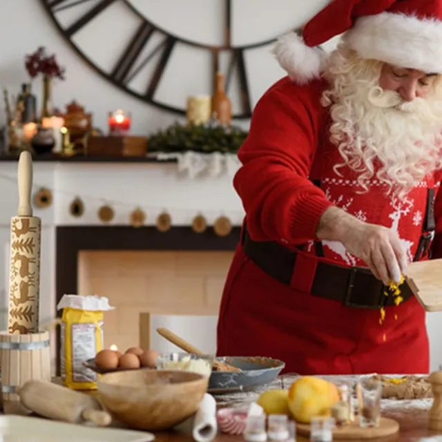 Drevený zdobený valec na vianočné pečenie a zdobenie koláčov