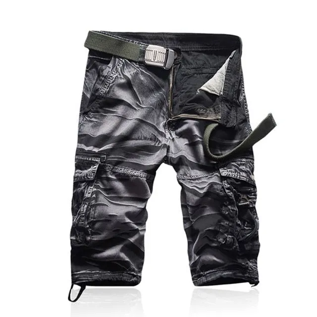 Men's comfortable leisure cargo shorts with camouflage pattern