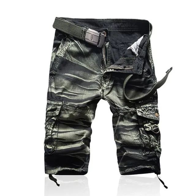 Men's comfortable leisure cargo shorts with camouflage pattern