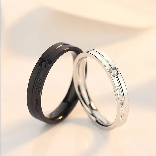 Pár prstenů s motivy pro páry