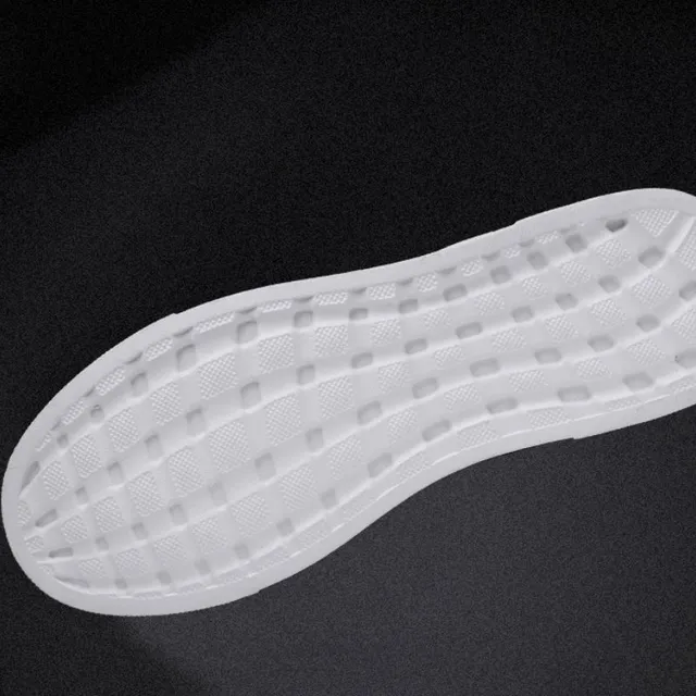 Resistant anti-slip sneaker
