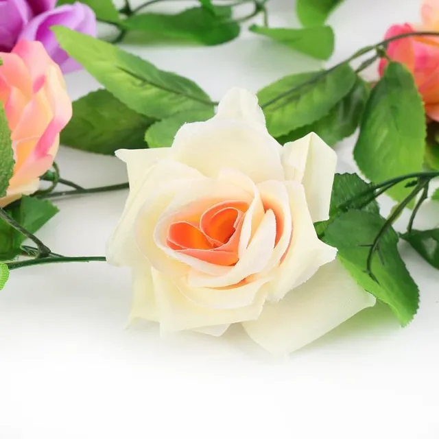 Sztuczne róże z liściami na imprezy domowe lub weselne