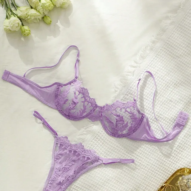 Elegant lace panties with bra with floral pattern