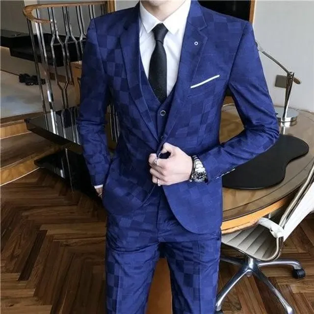 Men's slim suit with plaid pattern