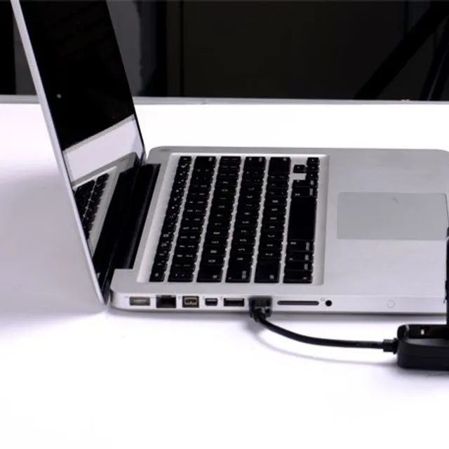 4 portový USB 2.0 HUB s LED  indikátorem světla - Černý