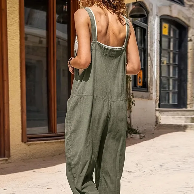 Women's sleeveless jumpsuit with pockets on the front - solid colour