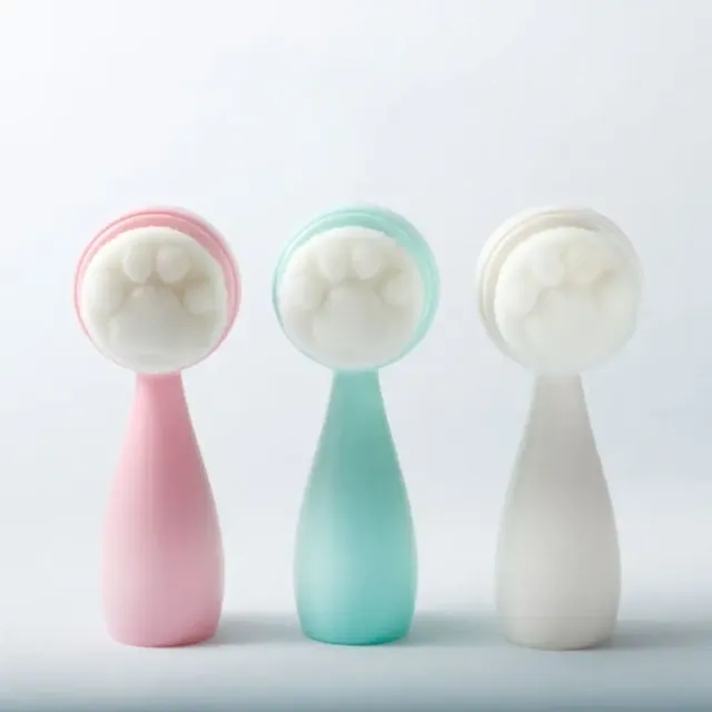 Cute silicone face brush in the shape of cat paws for gentle and gentle cleaning