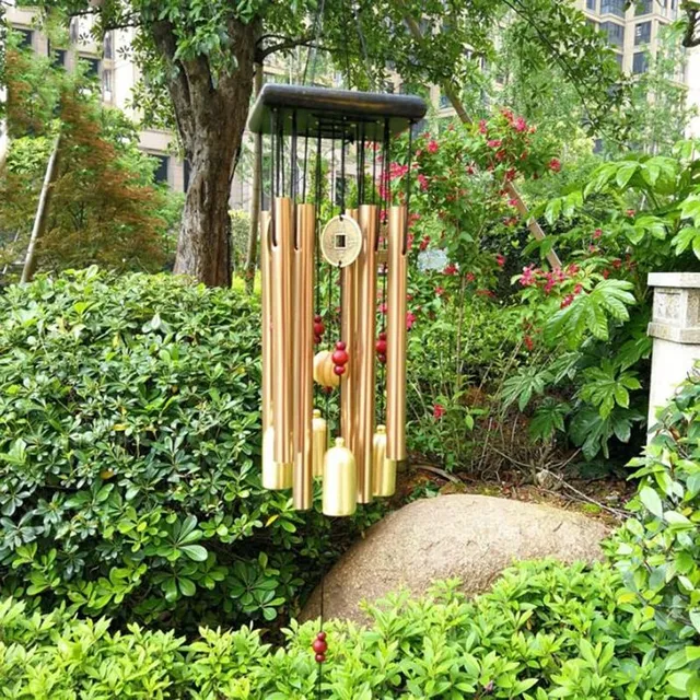 Miedź dekoracyjne dzwony w ogrodzie