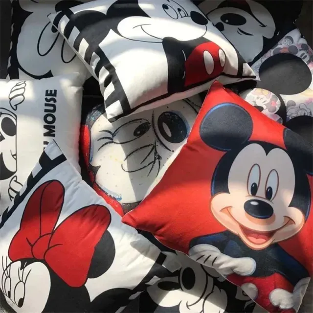 Potah na dětský polštářek s roztomilými motivy postav Mickey a Minnie