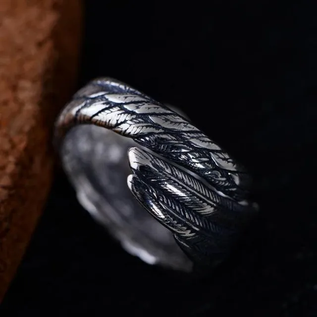 Ring with wing